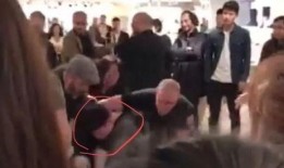 群殴老外热评爆料视频,热评爆料视频背后的真相揭秘